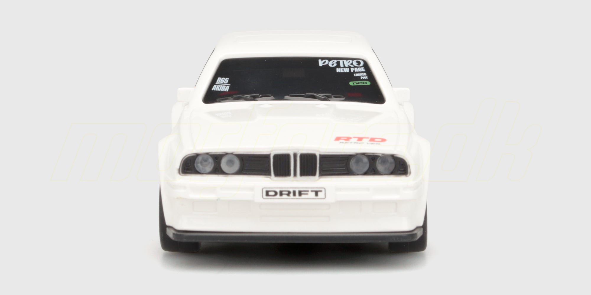 Hvid Legend Drift fjernstyret bil med detaljeret karrosseri og spoilervinge vist fra siden på en hvid baggrund.