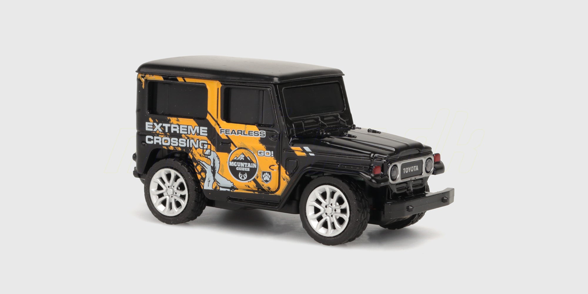 Sort og gul Mini RC Car Land Cruiser set skråt forfra