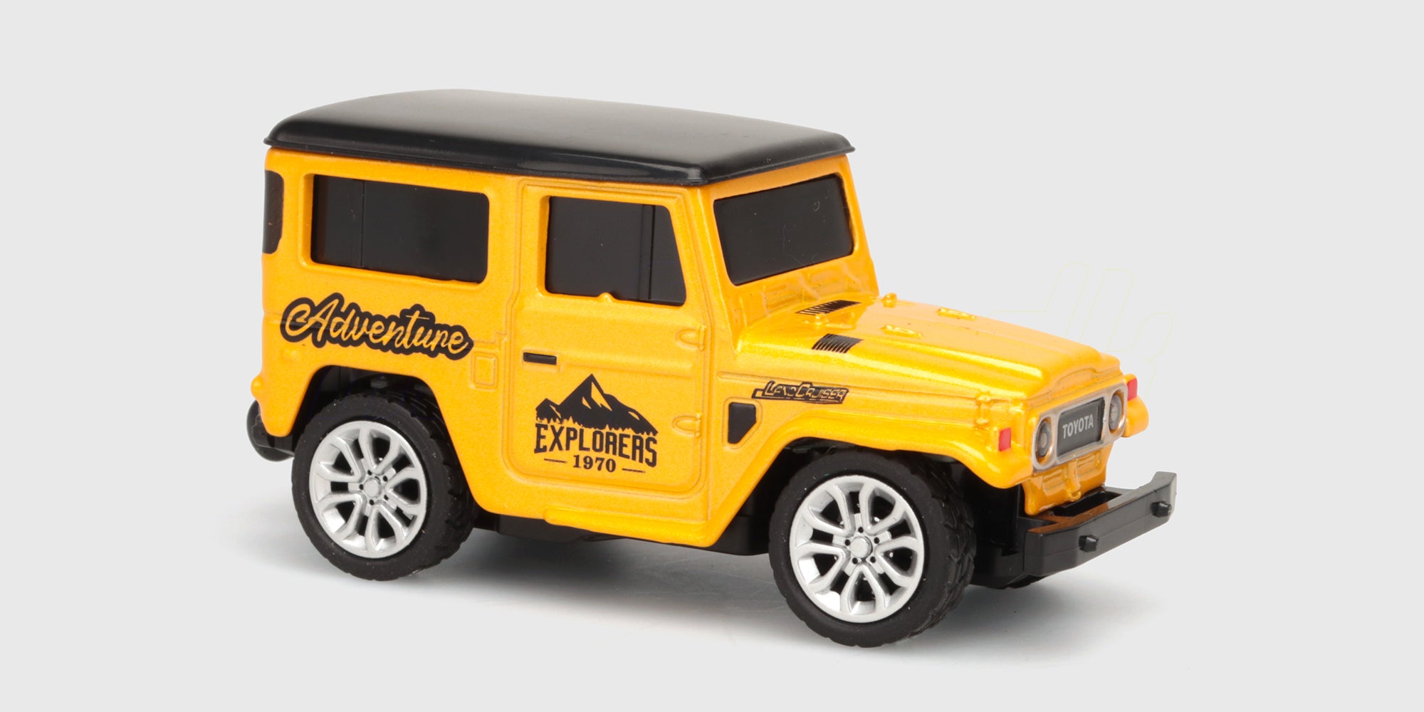 Gul Mini RC Car Land Cruiser set skråt forfra