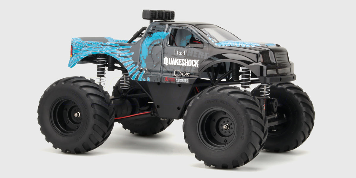Quakeshock fjernstyret monster truck med sort og blå karrosse, sorte hjul og lysbjælke på taget, set fra siden