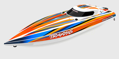 Orange Traxxas Disruptor racerbåd et forfra med siden til på hvid baggrund.