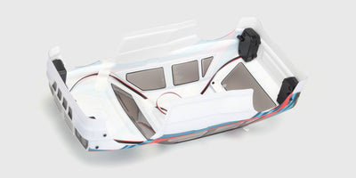 Hvidt HyperGo Drift Rally karrosseri med blå og røde detaljer monteret på fjernstyret bil.