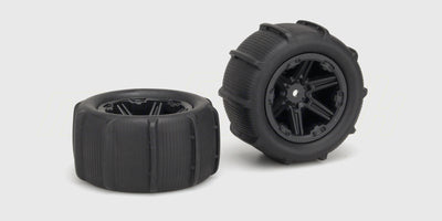 To sorte Hurricane XL hjul med hvide fælge og groft dækmønster til fjernstyrede monster trucks.