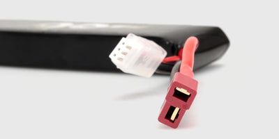 Sort 7,4V 4000mAh LiPo batteri med hvidt Deans-stik til fjernstyrede biler vist på hvid baggrund.