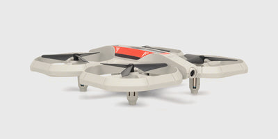 Hvid Chameleon FPV Drone set fra siden med beskyttede propeller