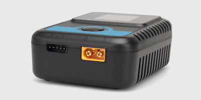 Sort Charger C50 multi-oplader til LiPo og NiMH batterier med digitalt display og kontrolknapper.