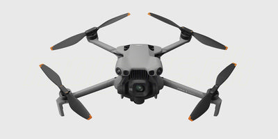 DJI Mini 5 Pro Fly More Combo med drone, fjernbetjening, taske og ekstra batterier samlet i et sæt.