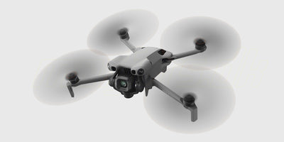 DJI Mini 5 Pro Fly More Combo med drone, fjernkontrol og alt tilbehør samlet i en praktisk taske.