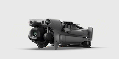 Sammenfoldet grå DJI Mini 5 Pro drone fra Fly More Combo sættet klar til transport i en taske.