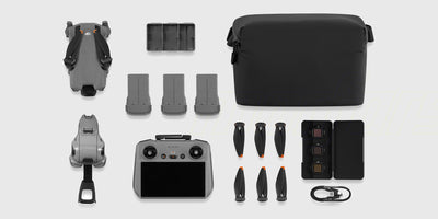 DJI Mini 5 Pro drone med RC 2 fjernkontrol og Fly More Combo tilbehør vist på hvid baggrund.