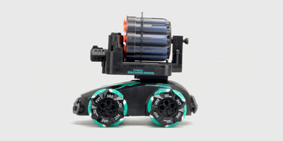 Sort Drift Shooter fjernstyret bil med gule detaljer set fra siden på hvid baggrund.