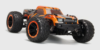 Orange Hunter MT10 monster truck med store terrængående dæk set forfra på en hvid baggrund.