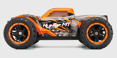 Orange Hunter MT10 fjernstyret monster truck med store offroad dæk set fra siden.