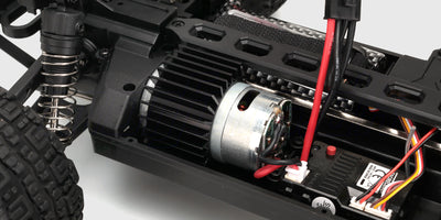 Nærbillede af den kraftige motor i en Hunter MT10 fjernstyret bil, der sikrer høj topfart og acceleration.