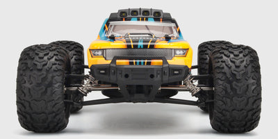 Nærbillede af Tornado Brushless fjernstyret bil med tændt LED-lys i kofangeren.