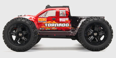 HBX Tornado Brushless fjernstyret bil i rød og sort set fra siden i fuld fart på en grusvej.