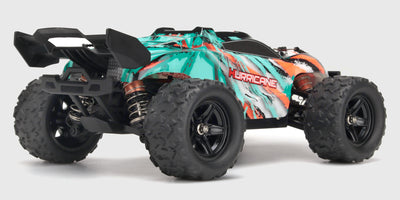 Sort Hurricane 2.0 fjernstyret offroad-bil med store dæk og orange detaljer på hvid baggrund.