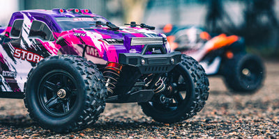 Hurricane 2.0 fjernstyret bil i fuld fart gennem vandpytter med sprøjtende vand og realistiske detaljer.