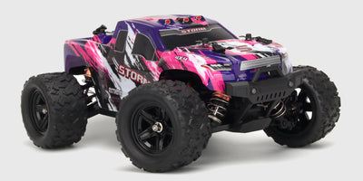 Blå Hurricane 2.0 fjernstyret monster truck med store offroad-hjul vist fra siden på en hvid baggrund.