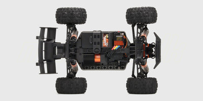 Hurricane XL Brushless fjernstyret bil i hvid og orange set tæt på med fokus på de store offroad hjul.