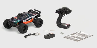 Blå og hvid Hurricane XL Brushless speedbåd i fuld fart på vandet med flot vandsprøjt.