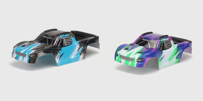 Blå og hvid HyperGo Brushless karrosse med hækvinge og grafik til fjernstyret bil.