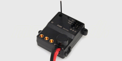 HyperGo Brushless SE ESC fartregulator med køleribber og ledninger til fjernstyret bil.