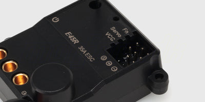 HyperGo Brushless SE ESC fartregulator til fjernstyret bil med køleribber og ledninger på hvid baggrund.