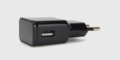 Hvid Jappcell USB-adapter til stikkontakt med én port til effektiv opladning.