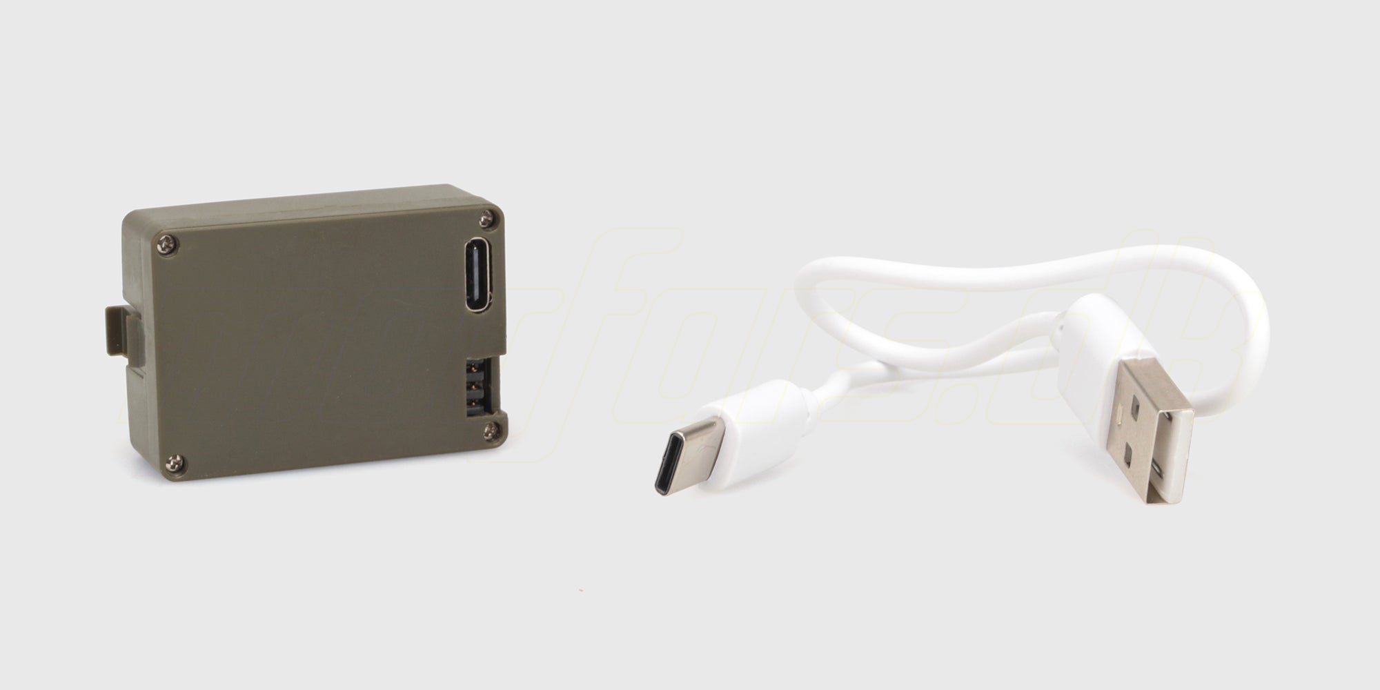 Opladning af batteri til Top Hunter fjernstyret helikopter via USB-stik på hvid baggrund.