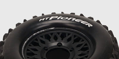 MT-Pioneer hjulsæt med sorte fælge og grove offroad-dæk til fjernstyrede monster trucks.