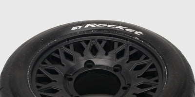 To sorte ST-Rocket dæk med hvide fælge og groft mønster til fjernstyrede stadium trucks set forfra.