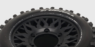 ST-Uphill hjulsæt med sorte fælge og groft dækmønster til offroad fjernstyrede biler.