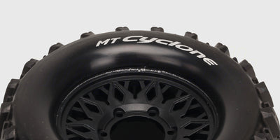 MT-Cyclone hjulsæt med grove offroad-dæk og sorte fælge til fjernstyrede monster trucks vist på hvid baggrund.