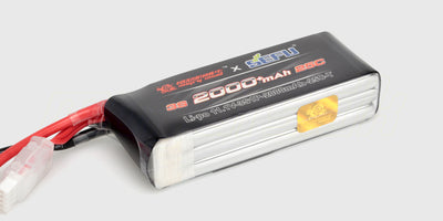 Sort 11,1V 2000mAh 3S LiPo-batteri med hvidt Deans-stik til fjernstyrede biler vist på hvid baggrund.