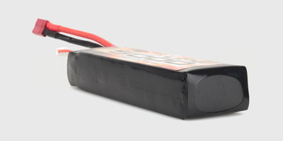Kraftfuldt 11,1V 3S LiPo batteri med 5000mAh kapacitet til fjernstyrede biler liggende på hvid baggrund.