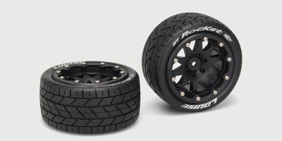To sorte ST-Rocket 3.2 tommer hjul med asfaltsmønster og sorte fælge til fjernstyrede biler.