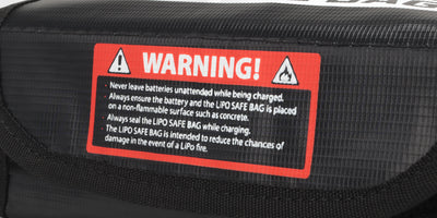 Sølvfarvet brandsikker LiPo Safe Bag til sikker opladning og opbevaring af batterier til fjernstyrede biler.