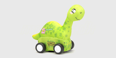 Blød grøn fjernstyret dinosaurus med lang hals og fire hjul