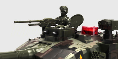 Nærbillede af en realistisk kampvognsfører figur placeret i tårnet på en fjernstyret Battle Tank.
