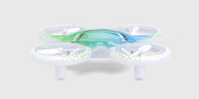 Drone Super Glow drone med lysende blå og grønne LED-lys i mørket set fra siden.