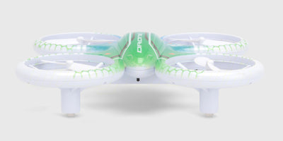 Drone Super Glow i luften med kraftigt grønt og blåt LED-lys i mørke omgivelser.