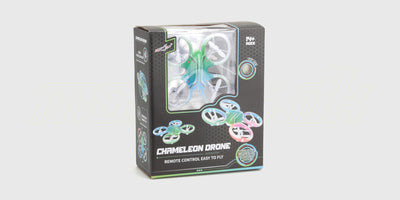 Drone Super Glow med lysende LED-ringe svævende i luften for en flot lyseffekt i mørket.