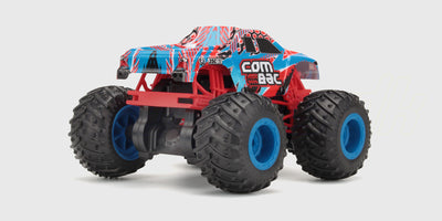 Flash4 Monster Truck i grøn og sort med store dæk balancerende på baghjulene på en hvid baggrund.