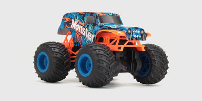 Blå og hvid Flash4 monster truck til børn med store dæk og robust karrosseri vist skråt forfra.