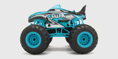 Flash4 Monster Truck i hajhaj-design kører på baghjulene med gyro-balance på en vej.