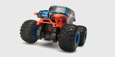 Fjernstyret Flash4 Monster Truck med store hjul og orange karrosseri til offroad leg.