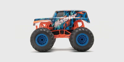 Flash4 monster truck med indbygget gyro kører på baghjulene på en jævn vejflade.