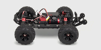 Nærbillede af holdbare metaldele og drivlinje i en HyperGo Brushless fjernstyret bil.