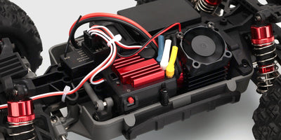 Lilla HyperGo Brushless monster truck med store dæk og robust undervogn til vild offroad kørsel.